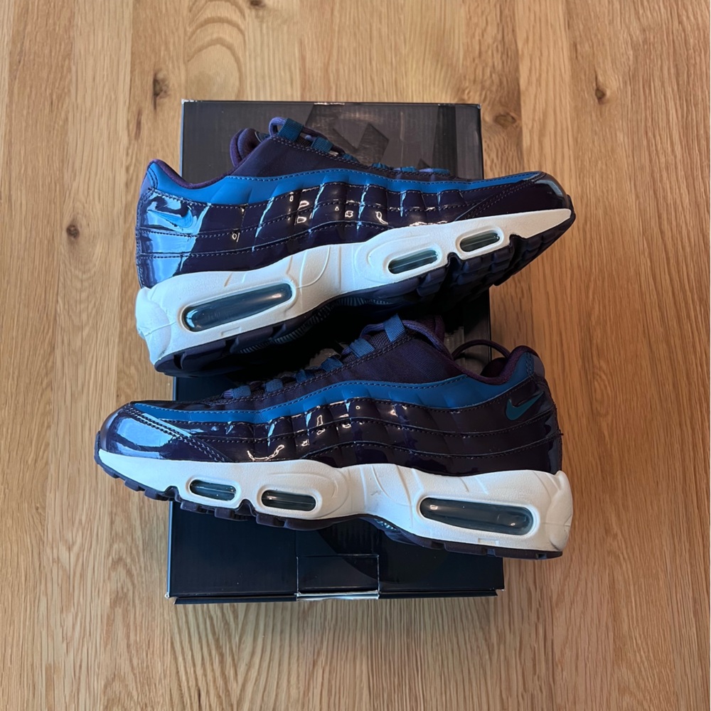 Nike Air Max Women's Sneakers in Purple and Blue - Picture 3 of 7